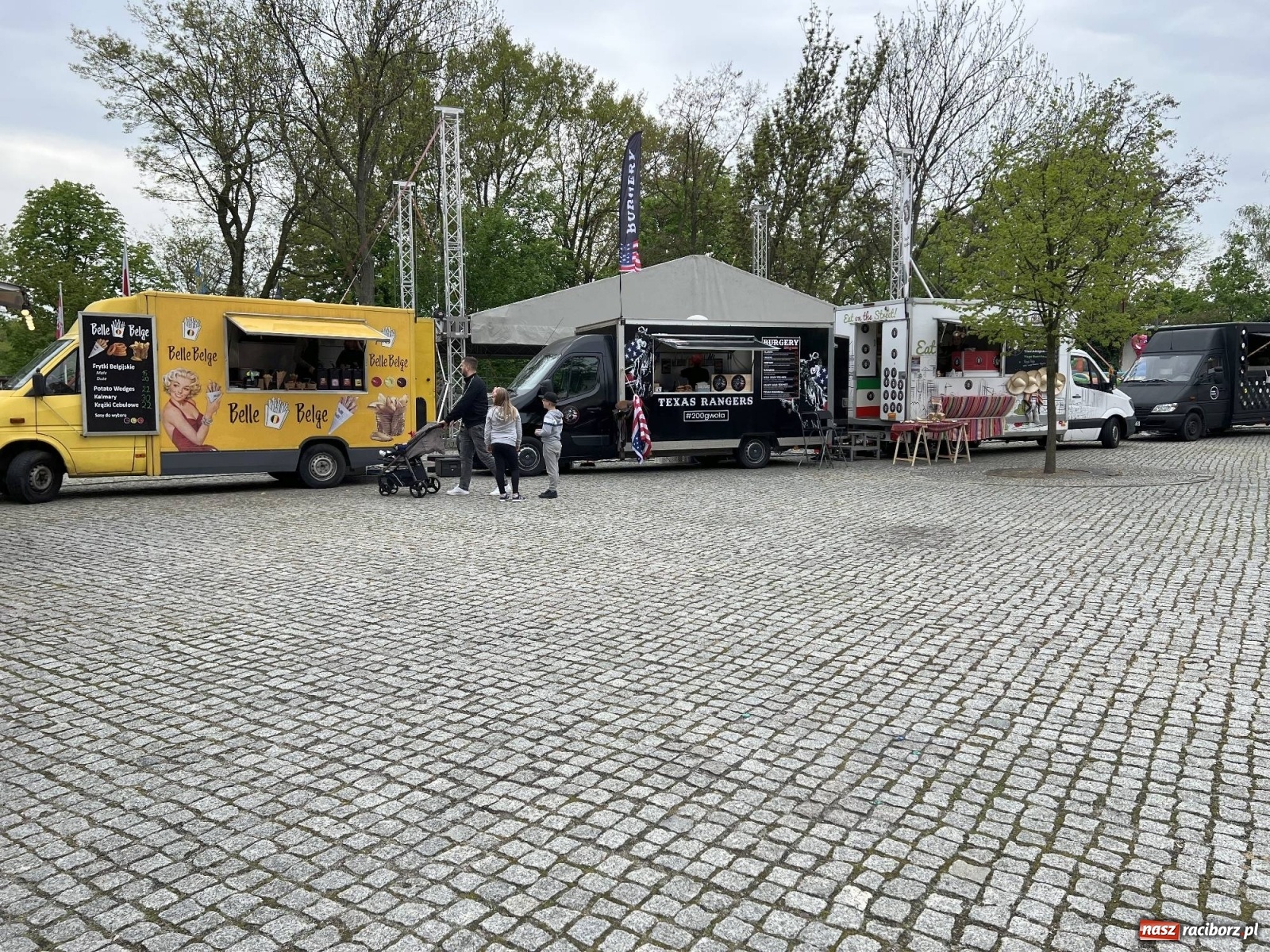 Zdjęcie w galerii na portalu naszraciborz.pl: Food trucki znów zagościły na zamku wiadomości z regionu