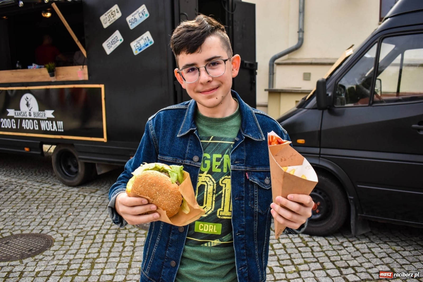 Zdjęcie w galerii na portalu naszraciborz.pl: Food trucki znów zagościły na zamku wiadomości z regionu