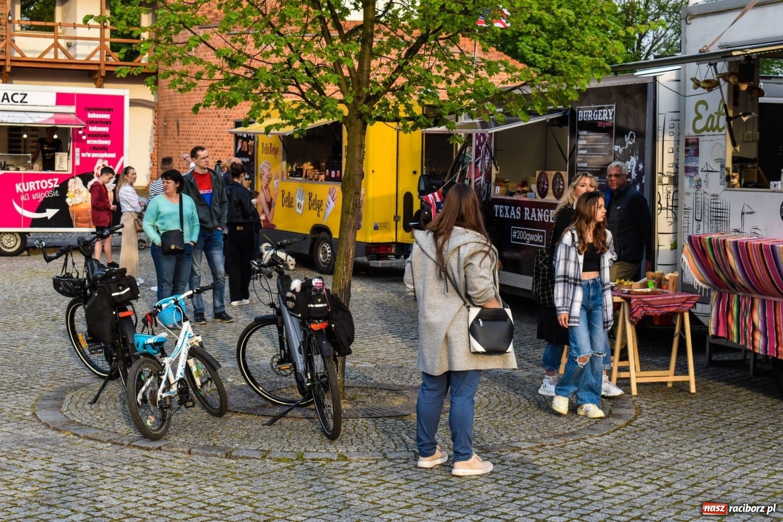 Zdjęcie w galerii na portalu naszraciborz.pl: Food trucki znów zagościły na zamku wiadomości z regionu