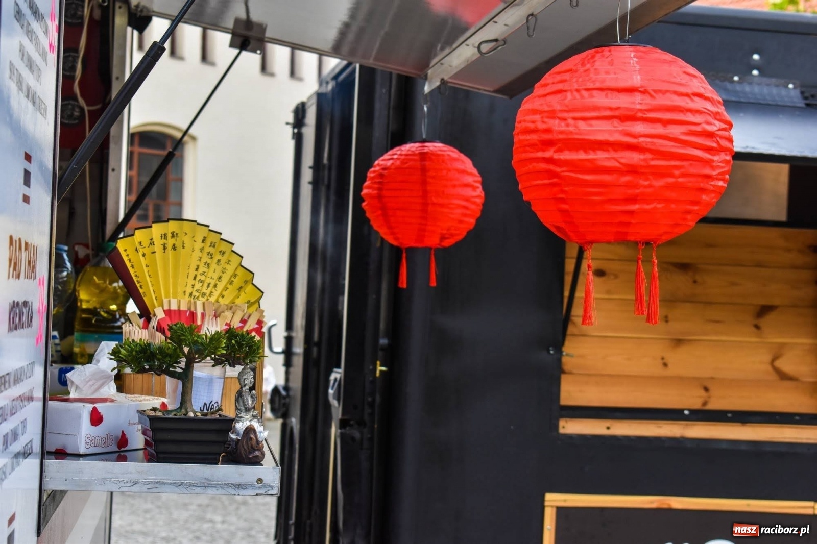 Zdjęcie w galerii na portalu naszraciborz.pl: Food trucki znów zagościły na zamku wiadomości z regionu