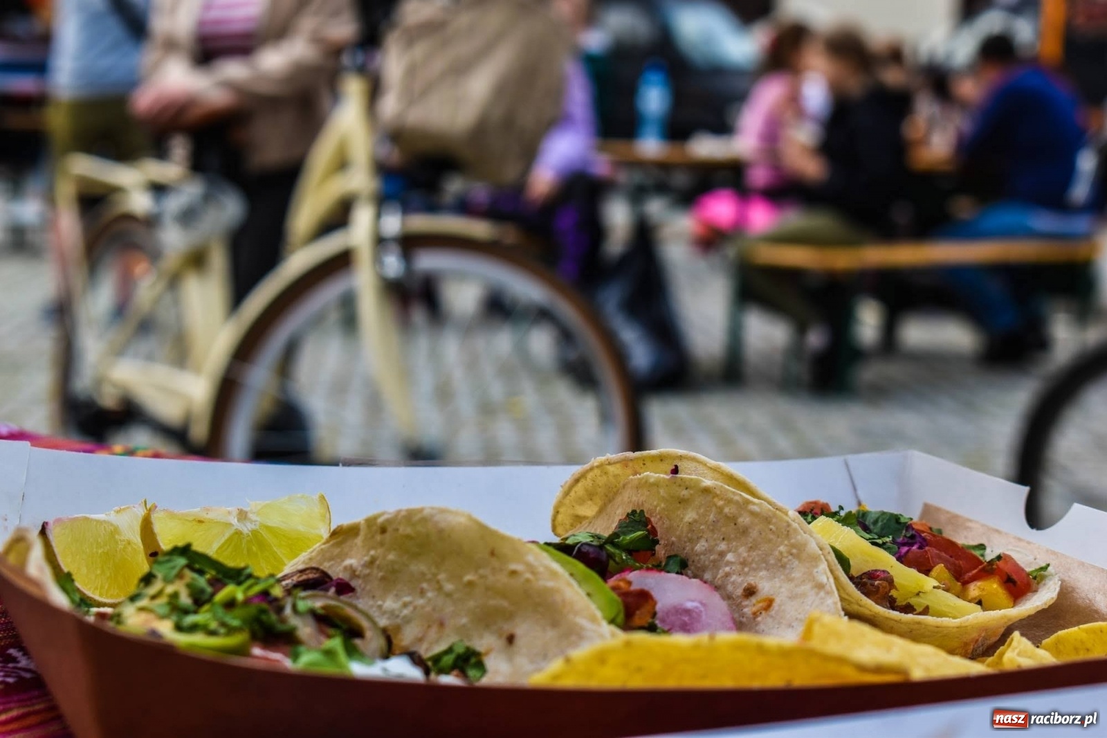 Zdjęcie w galerii na portalu naszraciborz.pl: Food trucki znów zagościły na zamku wiadomości z regionu