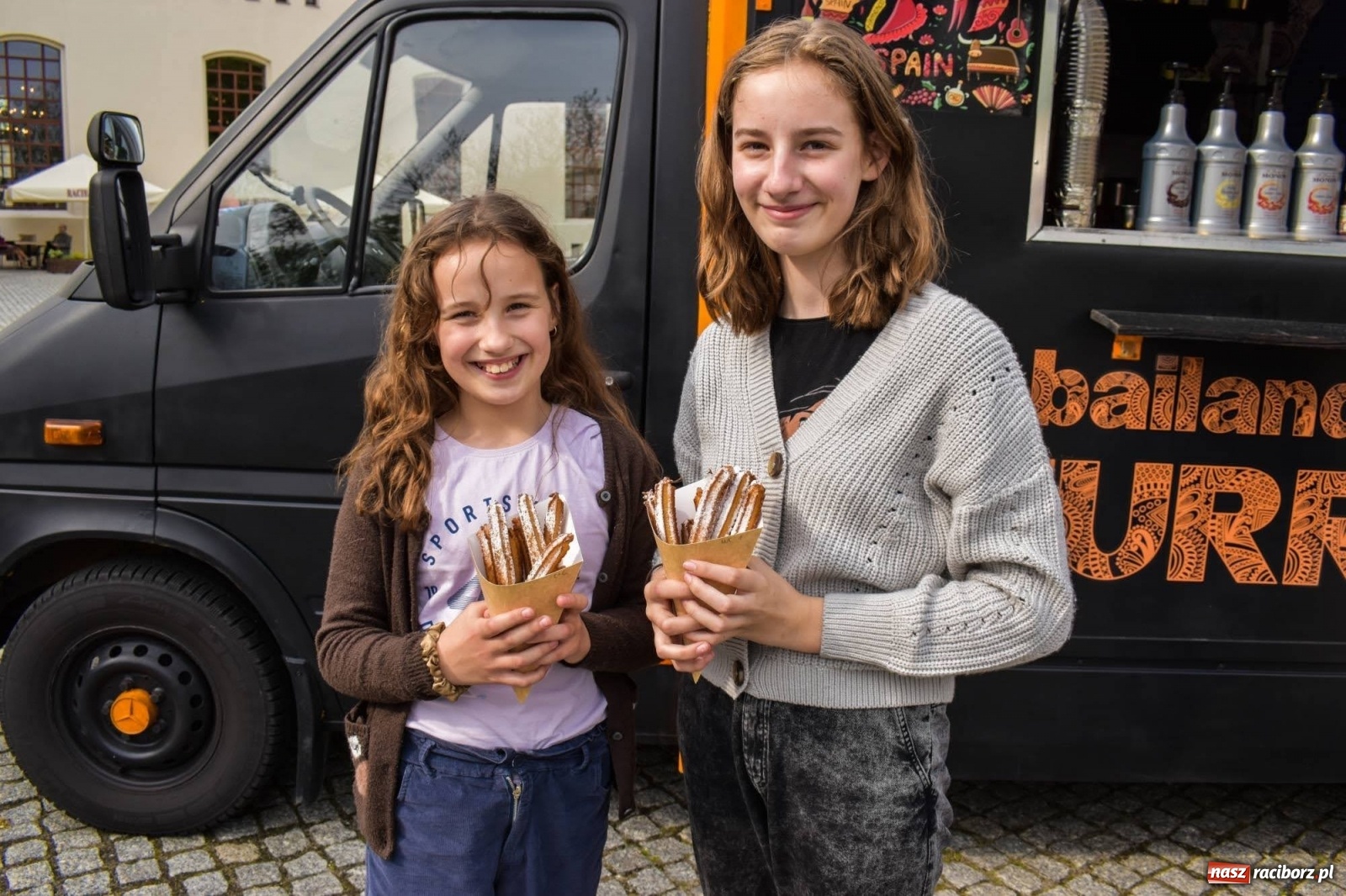 Zdjęcie w galerii na portalu naszraciborz.pl: Food trucki znów zagościły na zamku wiadomości z regionu