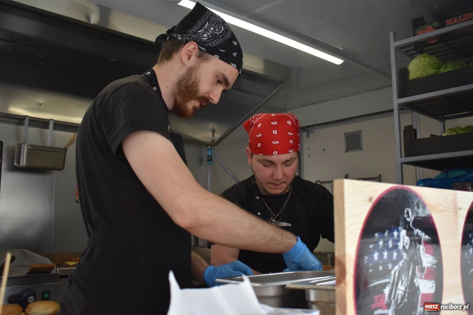 Zdjęcie w galerii na portalu naszraciborz.pl: Food trucki znów zagościły na zamku wiadomości z regionu