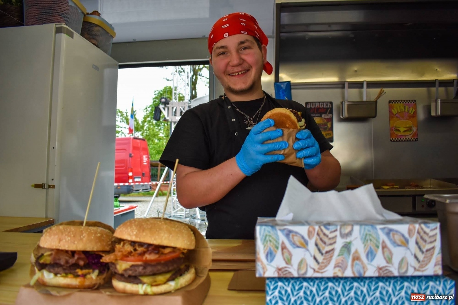 Zdjęcie w galerii na portalu naszraciborz.pl: Food trucki znów zagościły na zamku wiadomości z regionu
