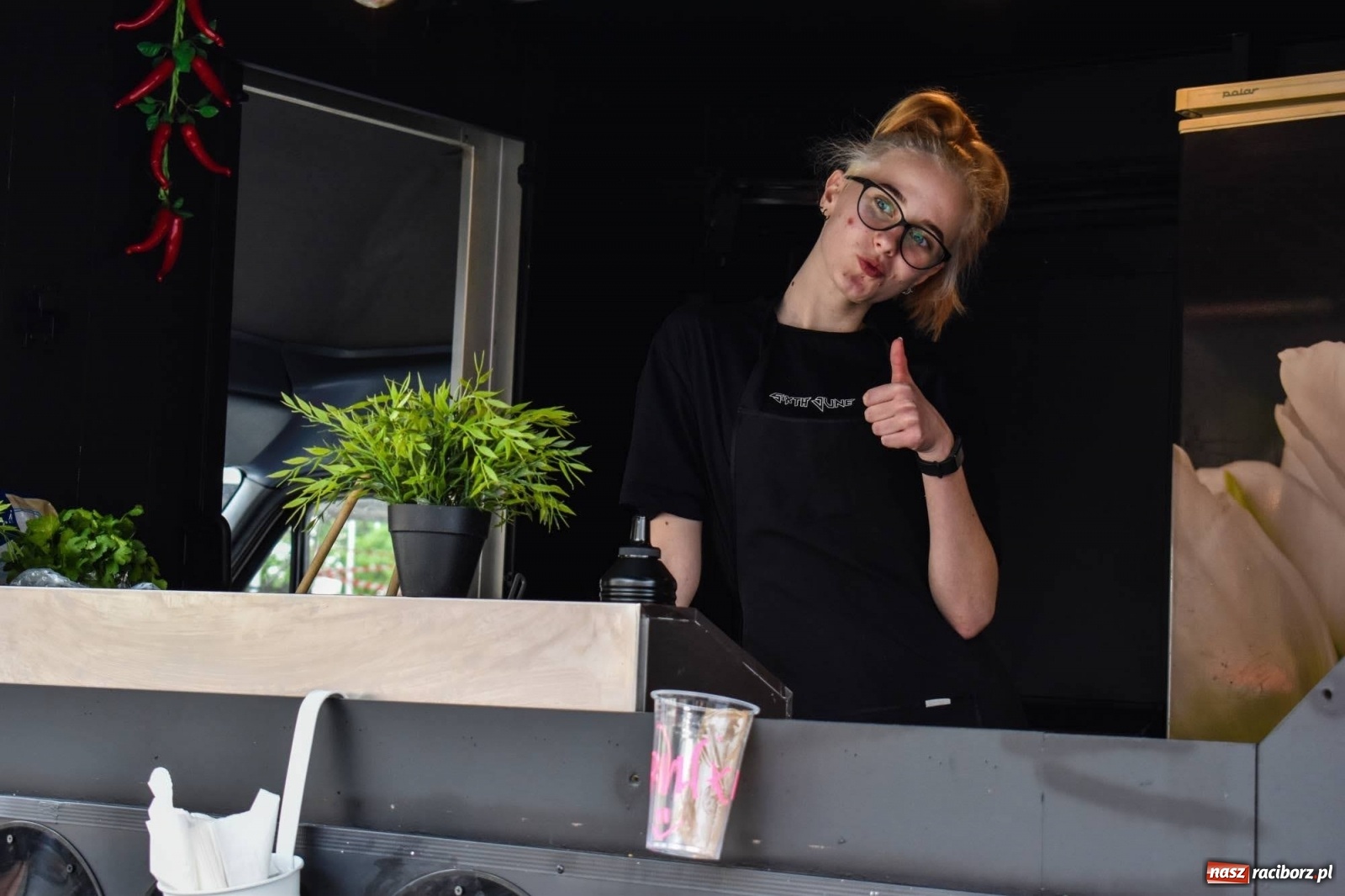 Zdjęcie w galerii na portalu naszraciborz.pl: Food trucki znów zagościły na zamku wiadomości z regionu