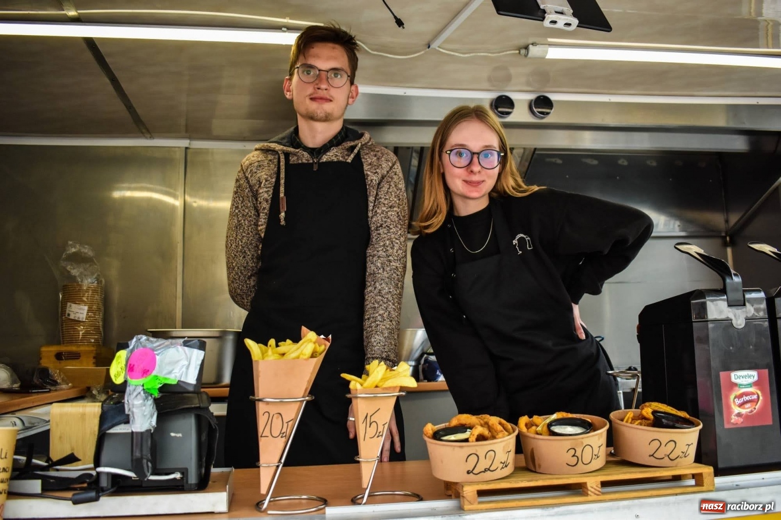 Zdjęcie w galerii na portalu naszraciborz.pl: Food trucki znów zagościły na zamku wiadomości z regionu
