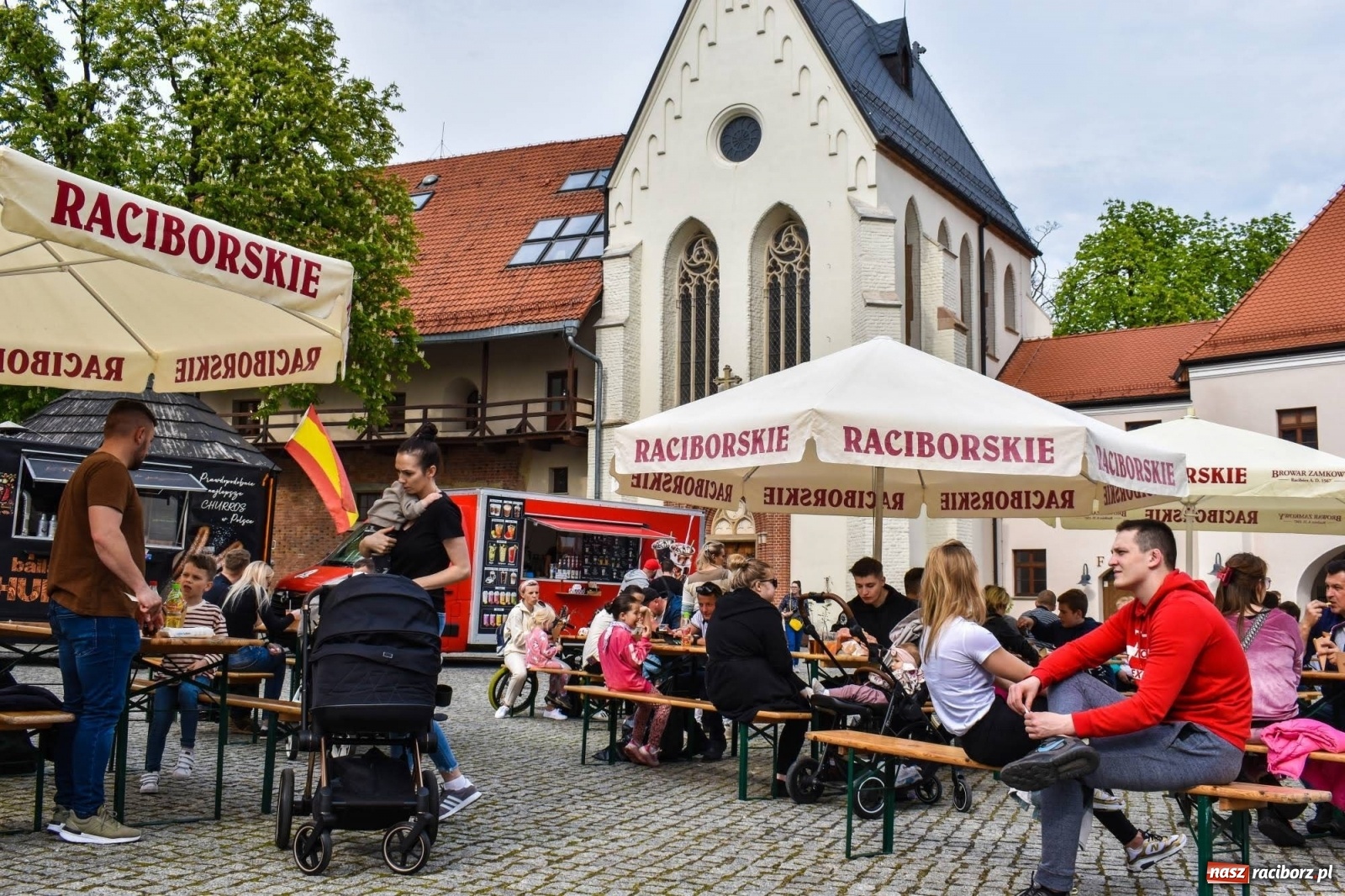 Zdjęcie w galerii na portalu naszraciborz.pl: Food trucki znów zagościły na zamku wiadomości z regionu