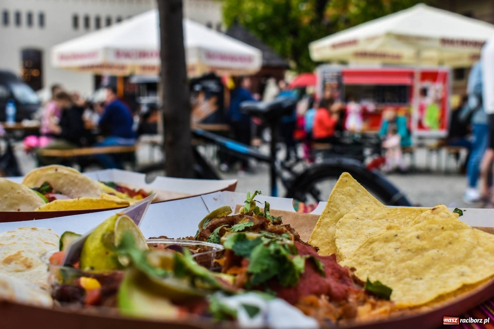 Zdjęcie w galerii na portalu naszraciborz.pl: Food trucki znów zagościły na zamku wiadomości z regionu