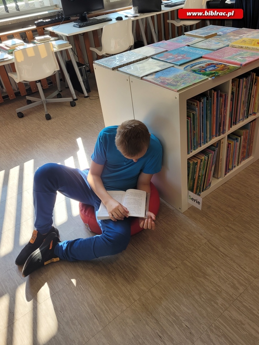 Zdjęcie w galerii na portalu naszraciborz.pl: Maraton Czytelniczy w bibliotece na Żorskiej wiadomości z regionu