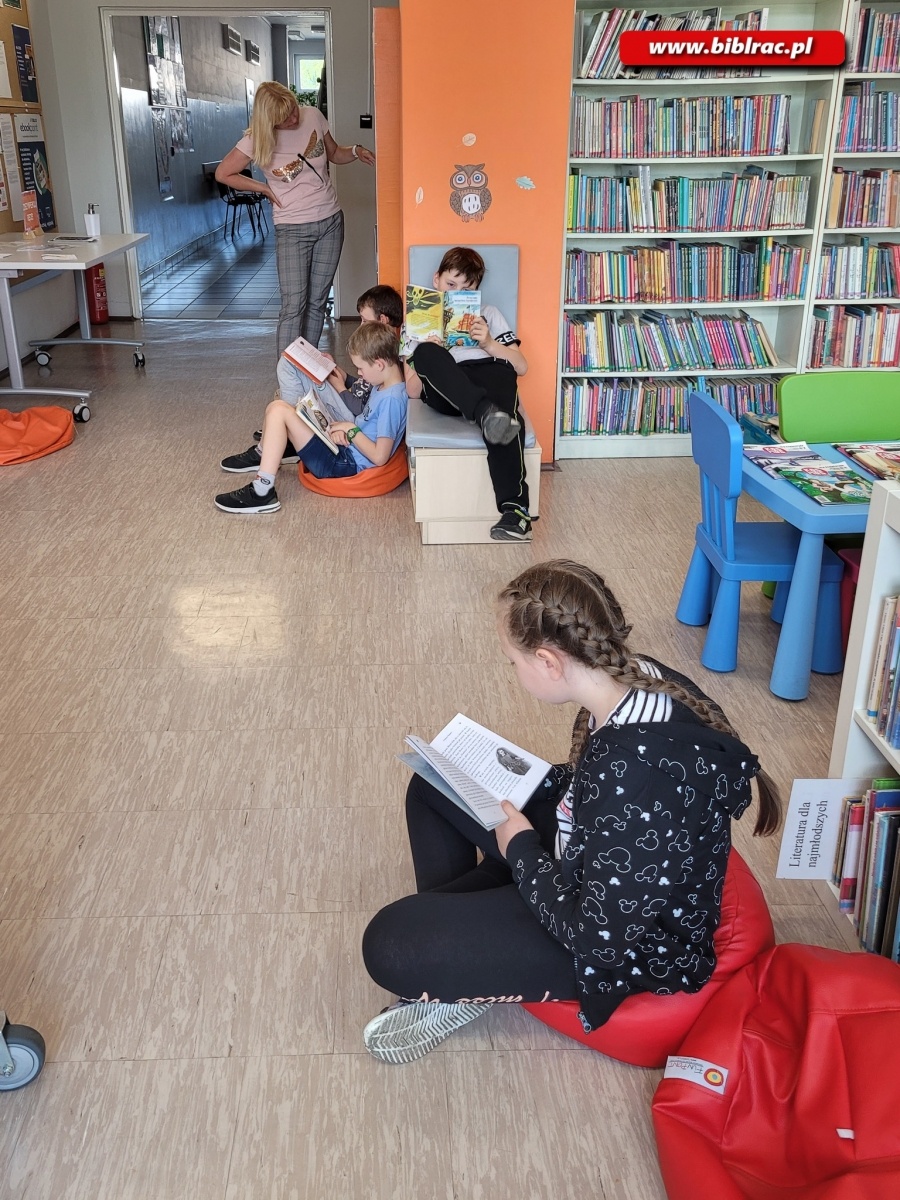 Zdjęcie w galerii na portalu naszraciborz.pl: Maraton Czytelniczy w bibliotece na Żorskiej wiadomości z regionu
