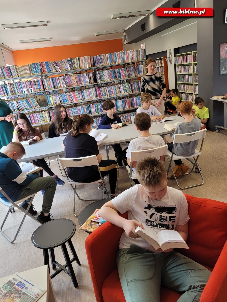 Zdjęcie w galerii na portalu naszraciborz.pl: Maraton Czytelniczy w bibliotece na Żorskiej wiadomości z regionu