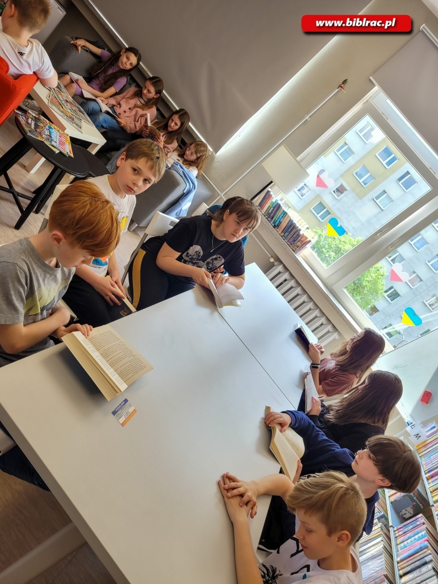 Zdjęcie w galerii na portalu naszraciborz.pl: Maraton Czytelniczy w bibliotece na Żorskiej wiadomości z regionu