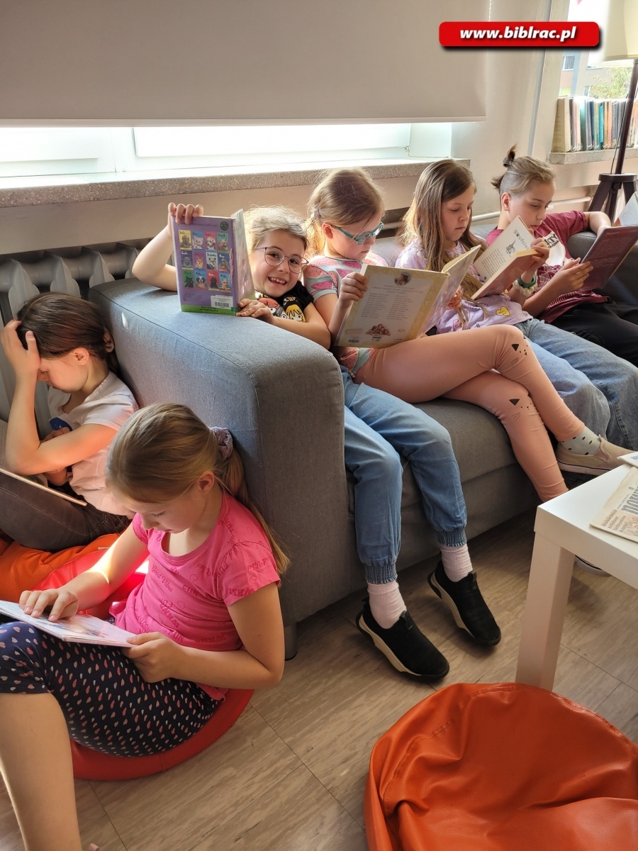 Zdjęcie w galerii na portalu naszraciborz.pl: Maraton Czytelniczy w bibliotece na Żorskiej wiadomości z regionu