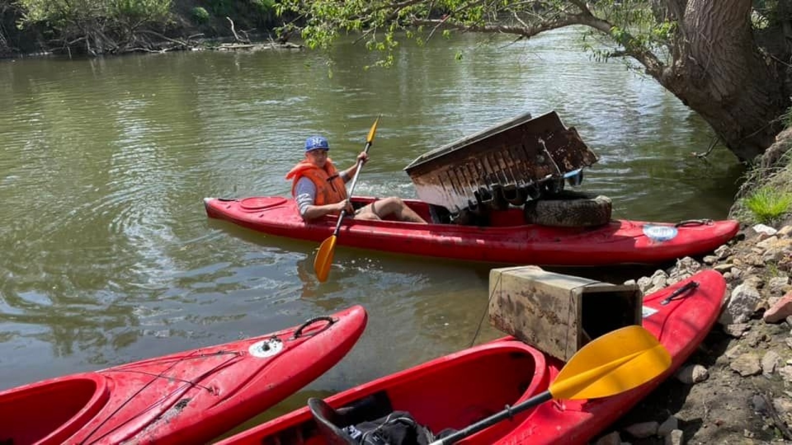 Zdjęcie w galerii na portalu naszraciborz.pl: Pływające śmieciarki na Odrze. Ekologiczna akcja w Raciborzu [FOTO] wiadomości z regionu