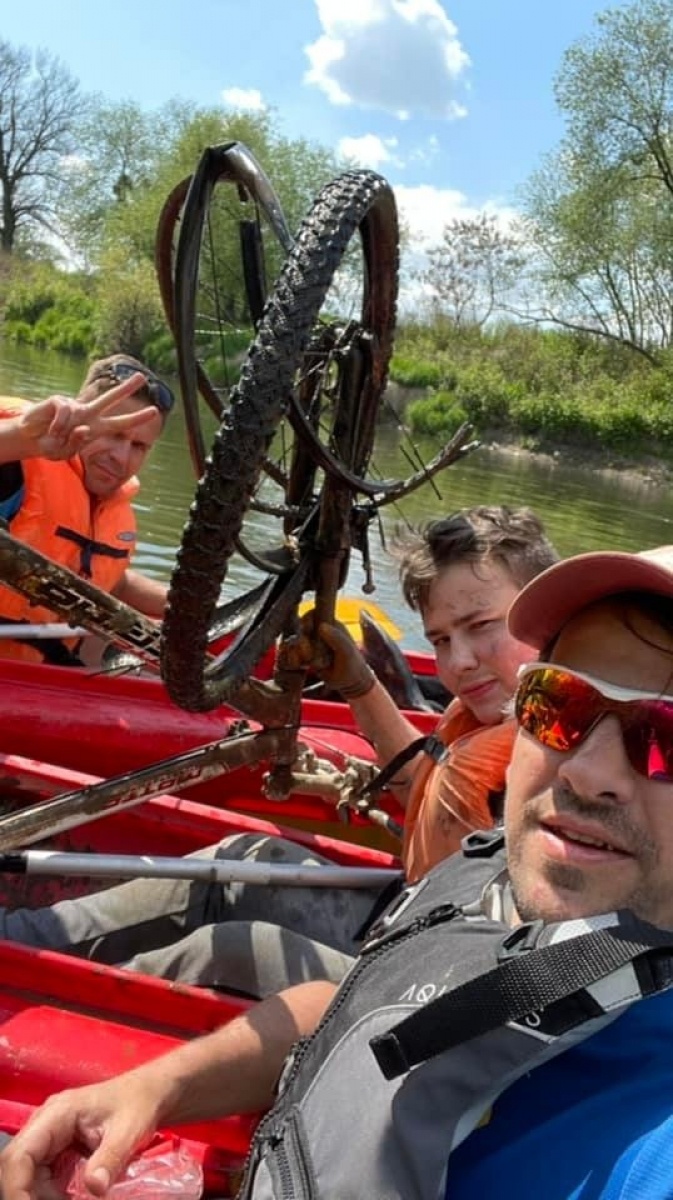 Zdjęcie w galerii na portalu naszraciborz.pl: Pływające śmieciarki na Odrze. Ekologiczna akcja w Raciborzu [FOTO] wiadomości z regionu