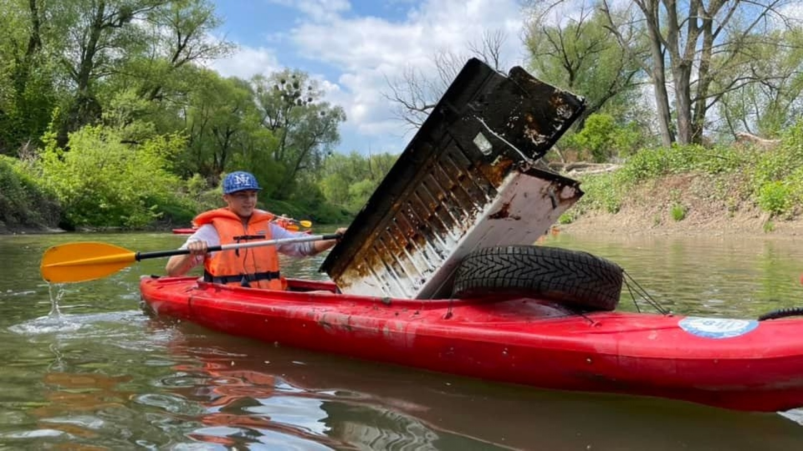 Zdjęcie w galerii na portalu naszraciborz.pl: Pływające śmieciarki na Odrze. Ekologiczna akcja w Raciborzu [FOTO] wiadomości z regionu