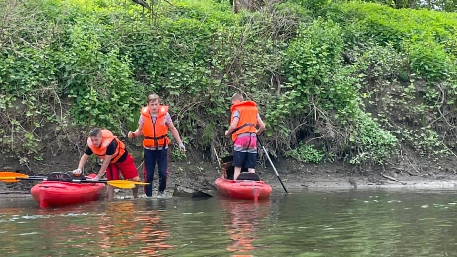 Zdjęcie w galerii na portalu naszraciborz.pl: Pływające śmieciarki na Odrze. Ekologiczna akcja w Raciborzu [FOTO] wiadomości z regionu