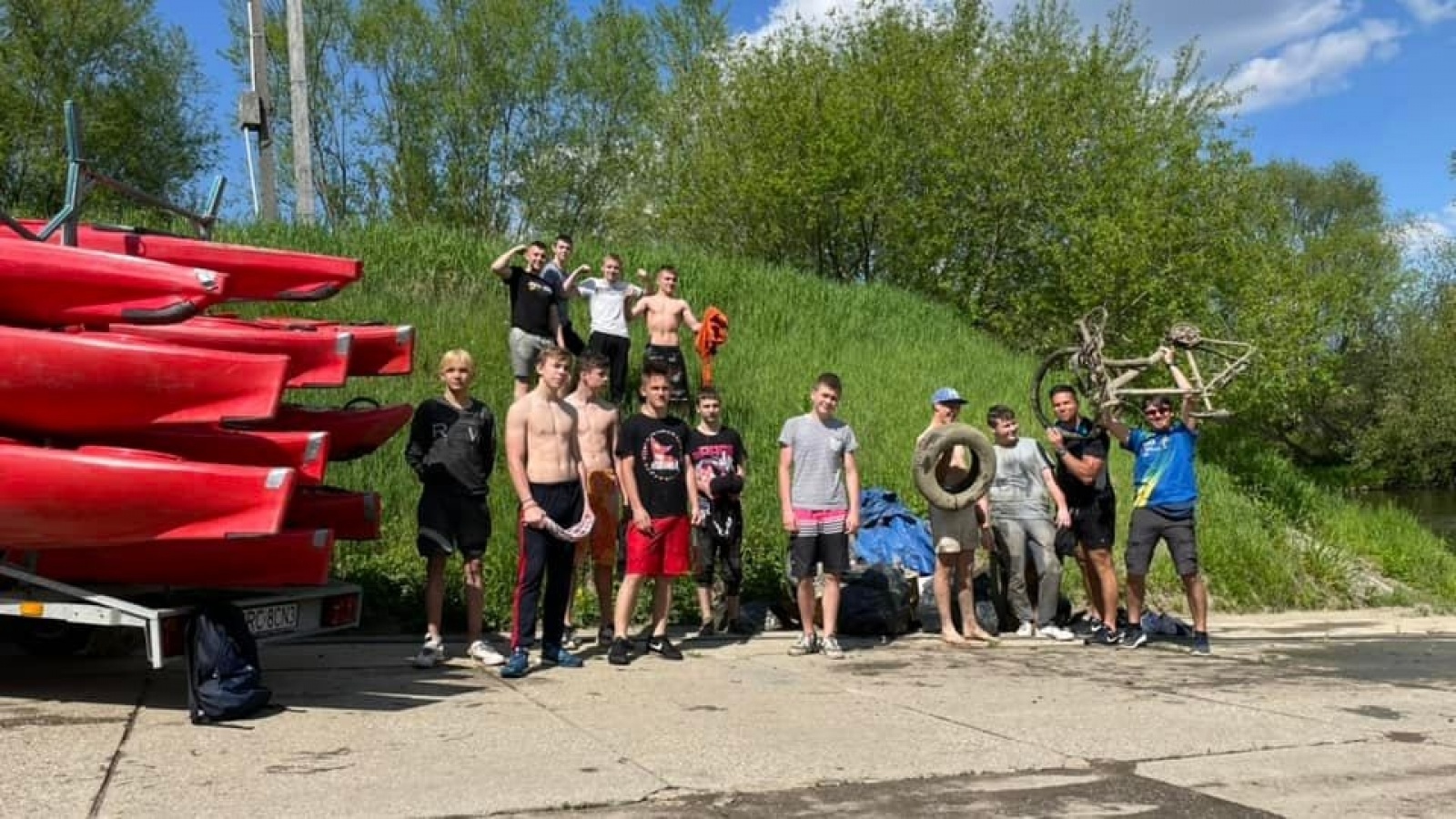 Zdjęcie w galerii na portalu naszraciborz.pl: Pływające śmieciarki na Odrze. Ekologiczna akcja w Raciborzu [FOTO] wiadomości z regionu