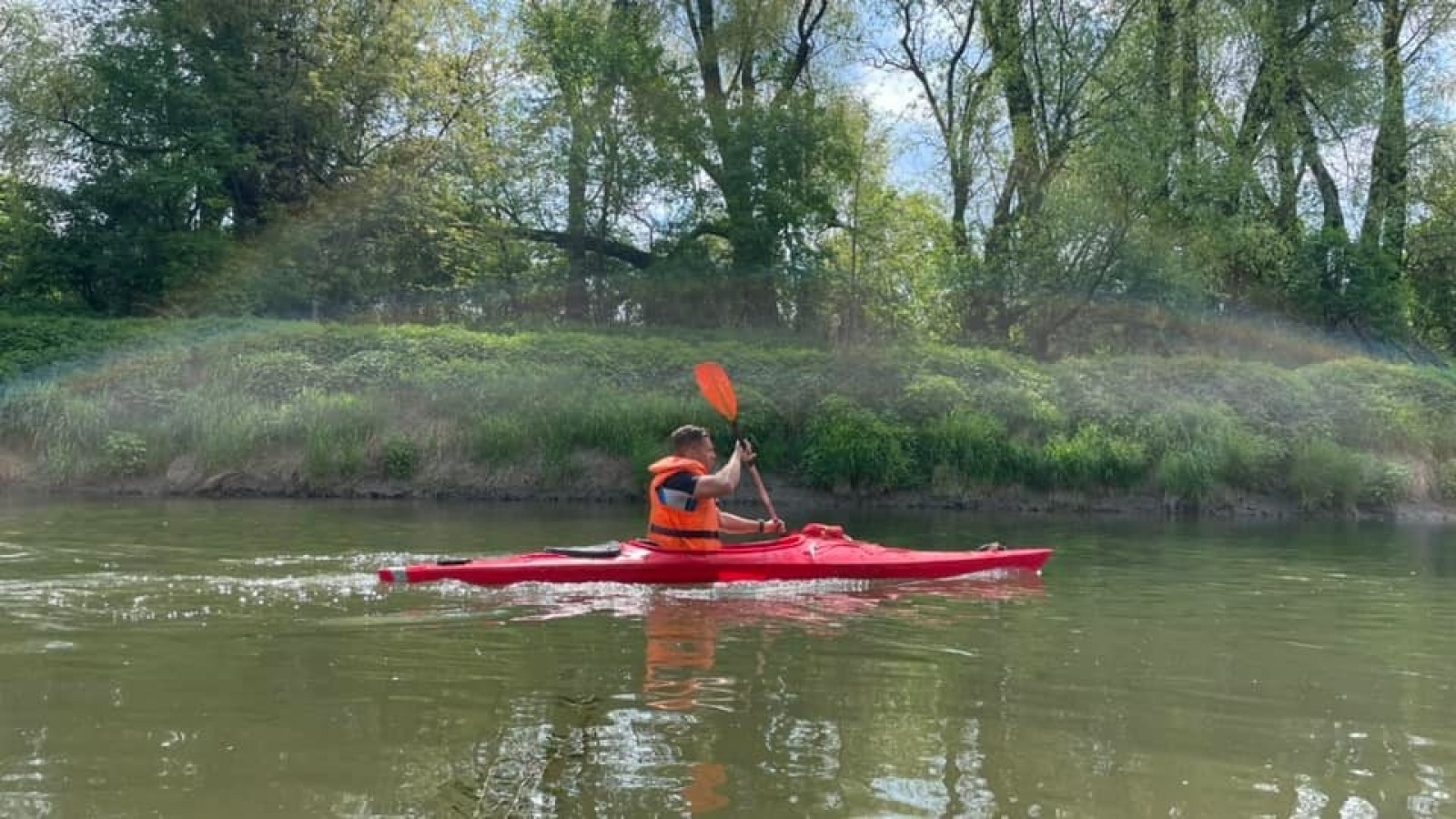 Zdjęcie w galerii na portalu naszraciborz.pl: Pływające śmieciarki na Odrze. Ekologiczna akcja w Raciborzu [FOTO] wiadomości z regionu