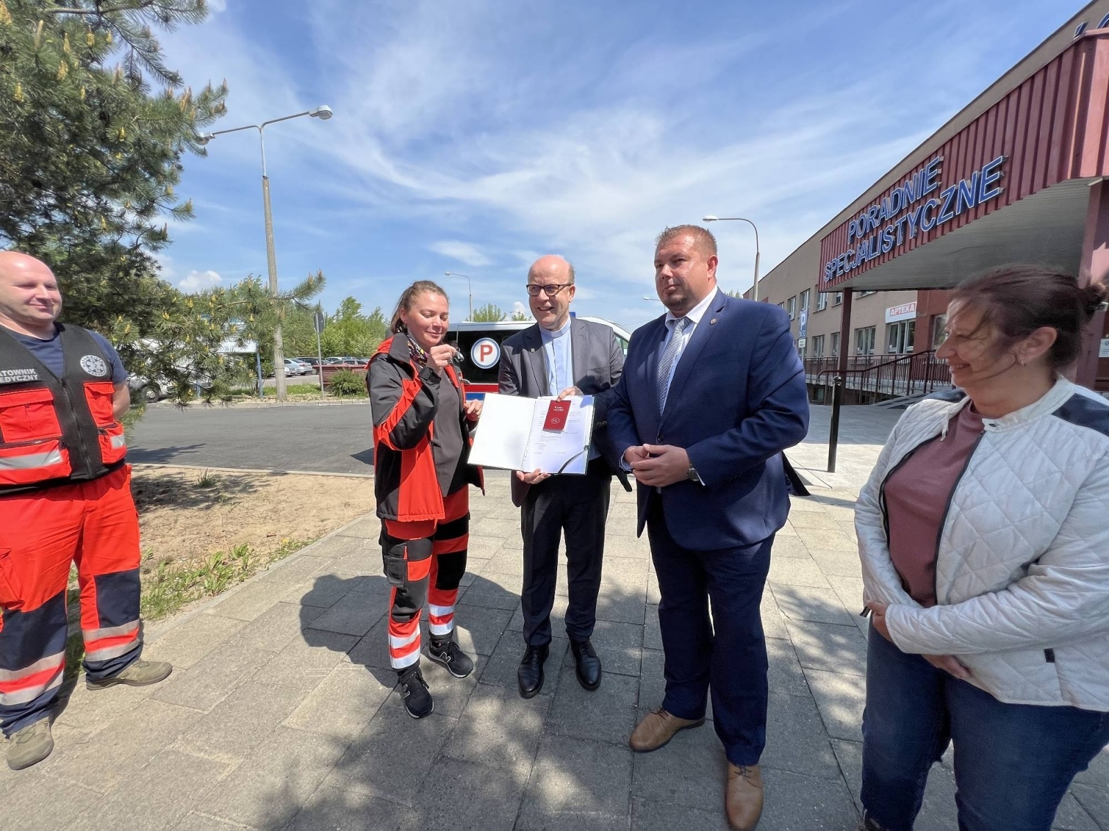 Zdjęcie w galerii na portalu naszraciborz.pl: Karetka z Raciborza dotarła do Iwano-Frankiwska wiadomości z regionu