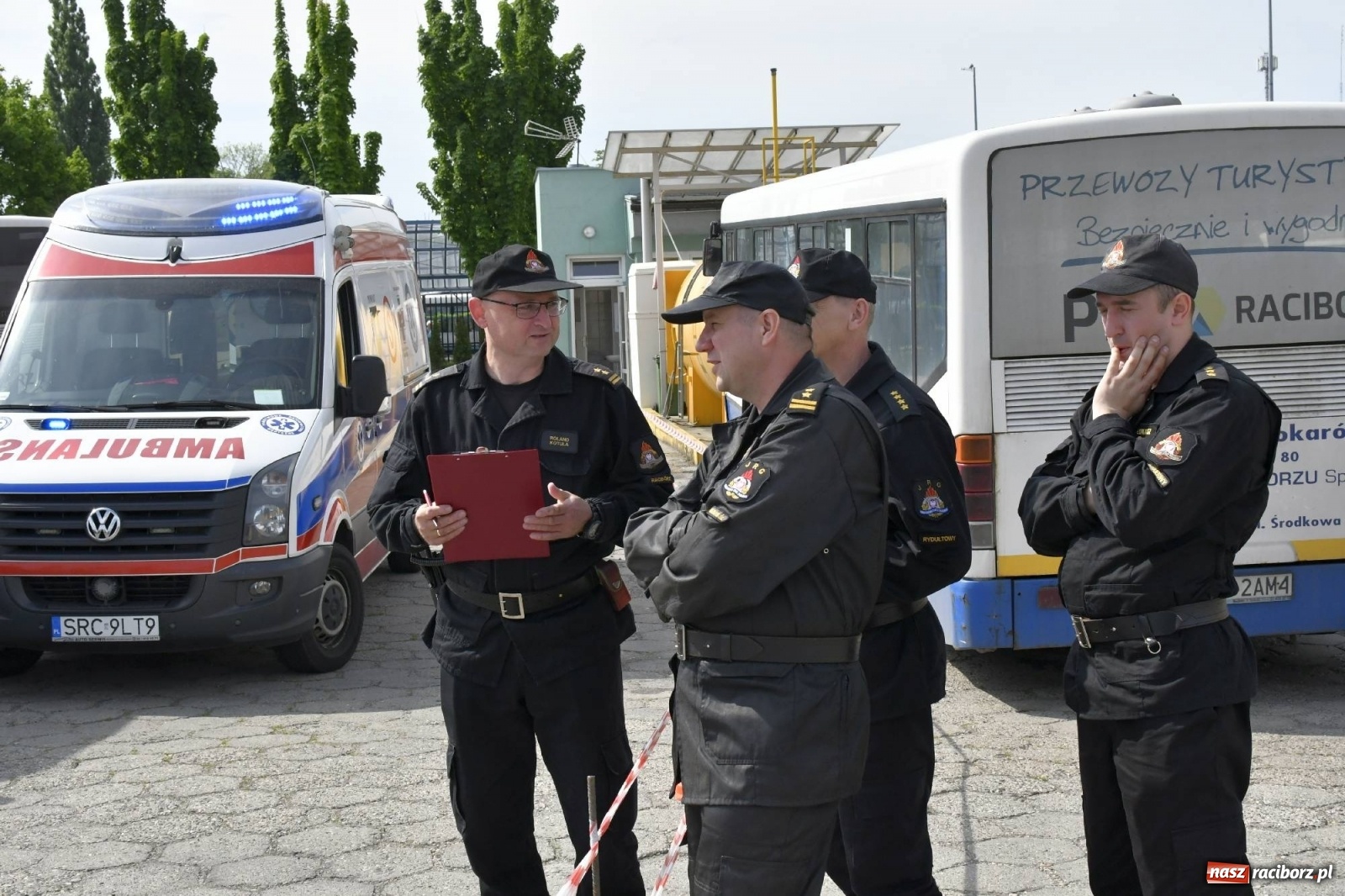 Zdjęcie w galerii na portalu naszraciborz.pl: Katastrofa drogowa w Raciborzu. Autobus przygniótł osobówkę [ĆWICZENIA] wiadomości z regionu