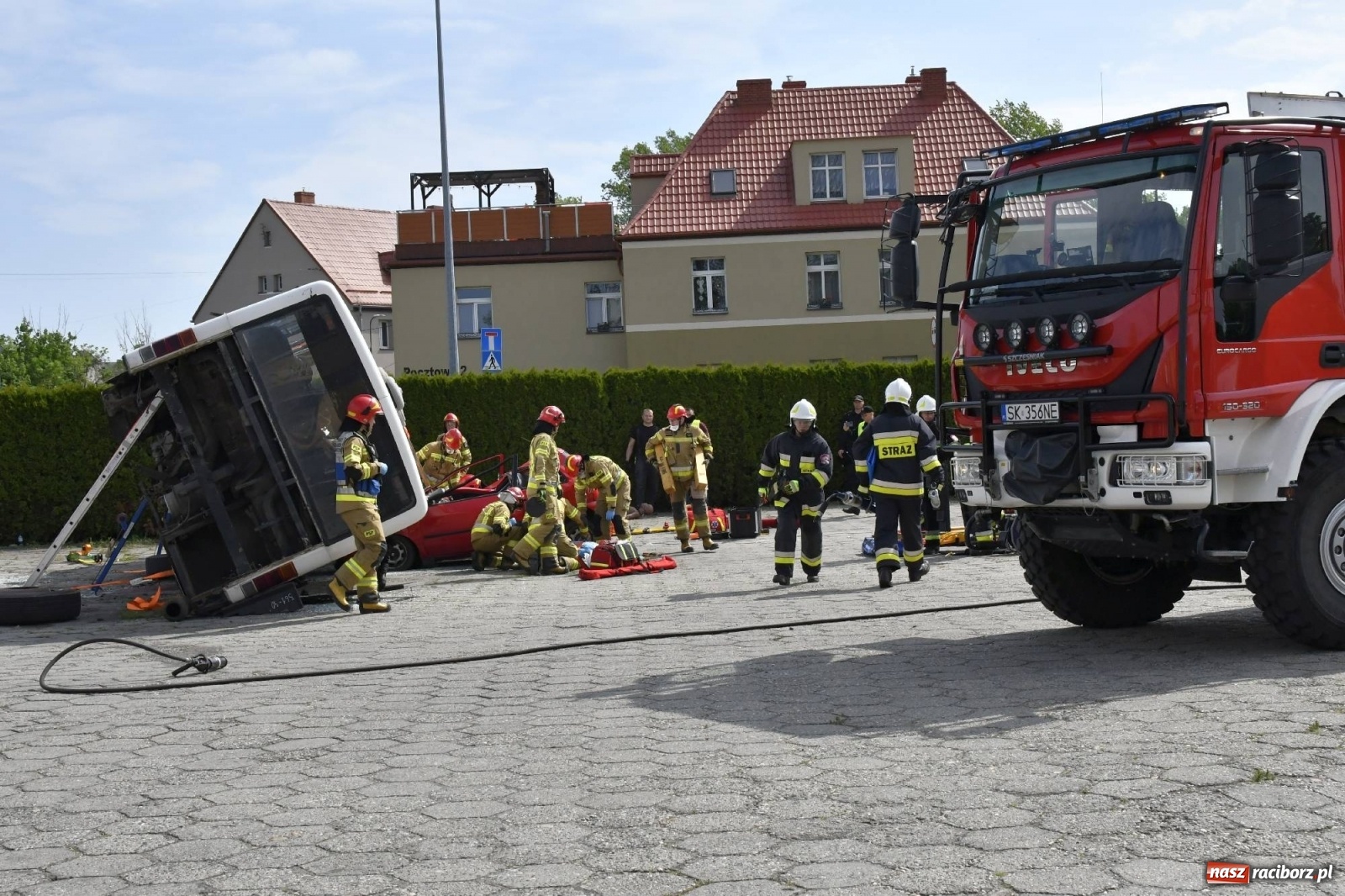 Zdjęcie w galerii na portalu naszraciborz.pl: Katastrofa drogowa w Raciborzu. Autobus przygniótł osobówkę [ĆWICZENIA] wiadomości z regionu