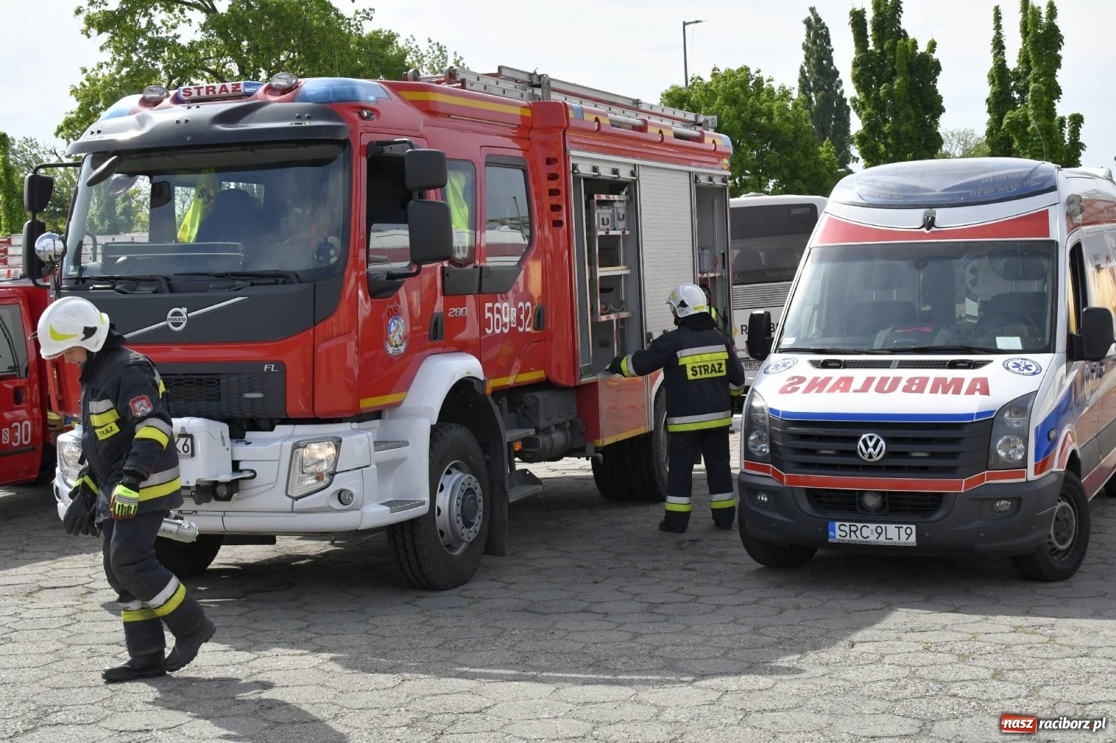 Zdjęcie w galerii na portalu naszraciborz.pl: Katastrofa drogowa w Raciborzu. Autobus przygniótł osobówkę [ĆWICZENIA] wiadomości z regionu