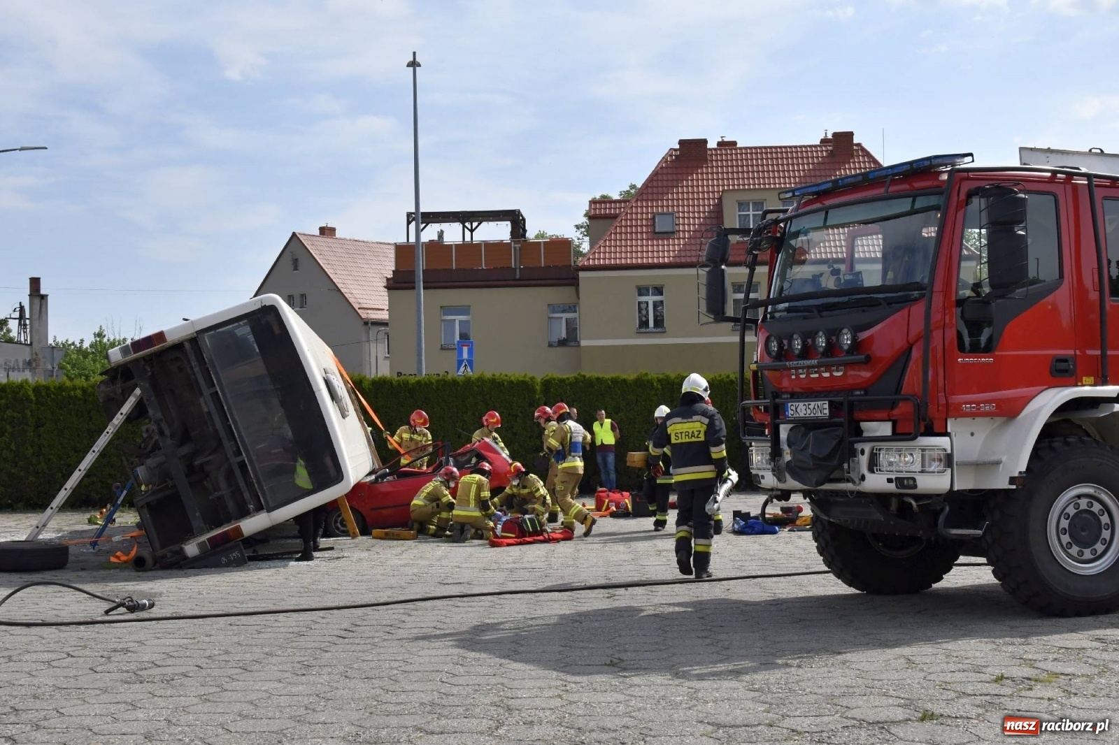 Zdjęcie w galerii na portalu naszraciborz.pl: Katastrofa drogowa w Raciborzu. Autobus przygniótł osobówkę [ĆWICZENIA] wiadomości z regionu