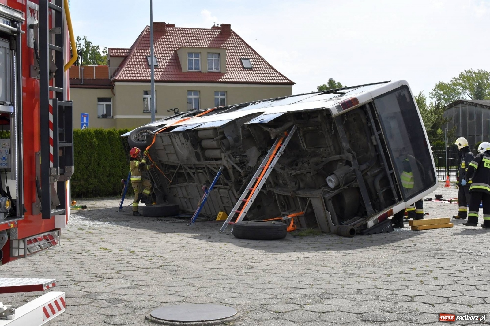 Zdjęcie w galerii na portalu naszraciborz.pl: Katastrofa drogowa w Raciborzu. Autobus przygniótł osobówkę [ĆWICZENIA] wiadomości z regionu