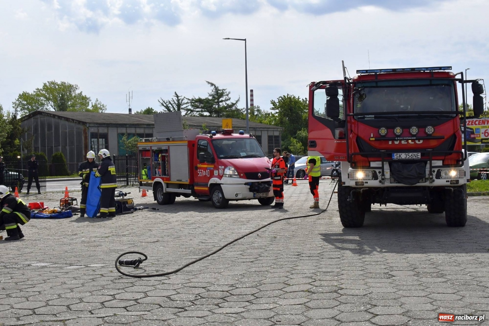 Zdjęcie w galerii na portalu naszraciborz.pl: Katastrofa drogowa w Raciborzu. Autobus przygniótł osobówkę [ĆWICZENIA] wiadomości z regionu