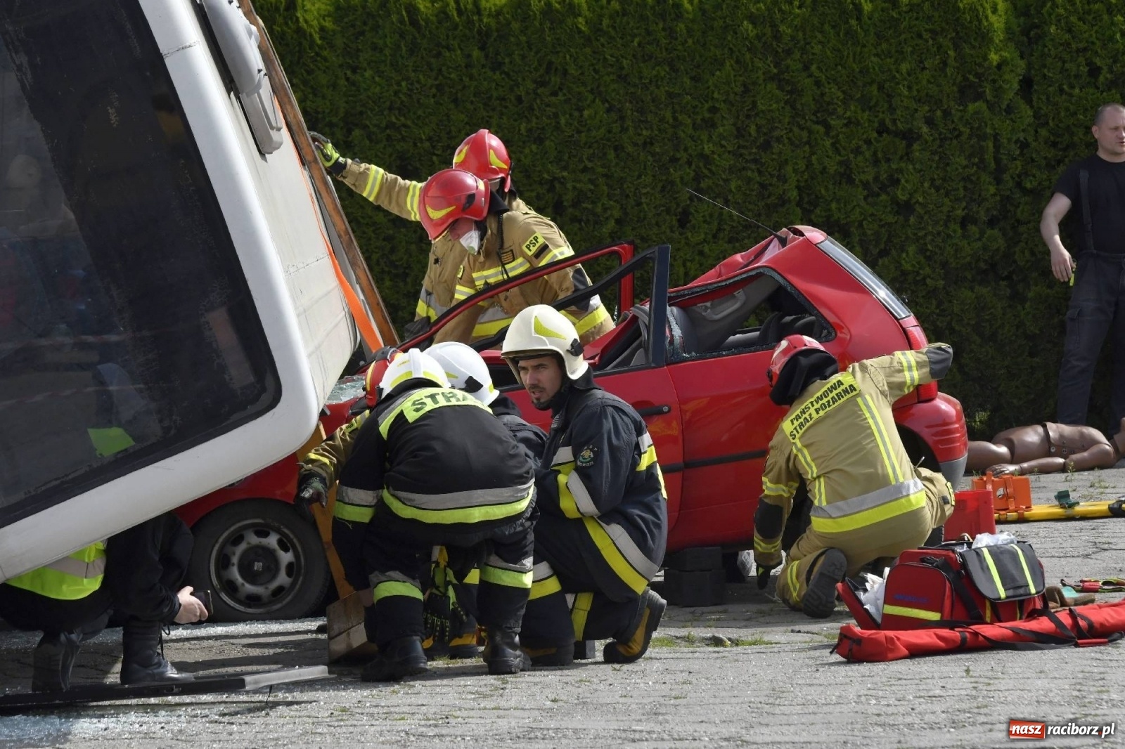 Zdjęcie w galerii na portalu naszraciborz.pl: Katastrofa drogowa w Raciborzu. Autobus przygniótł osobówkę [ĆWICZENIA] wiadomości z regionu