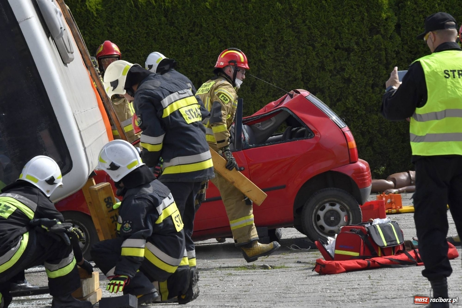Zdjęcie w galerii na portalu naszraciborz.pl: Katastrofa drogowa w Raciborzu. Autobus przygniótł osobówkę [ĆWICZENIA] wiadomości z regionu