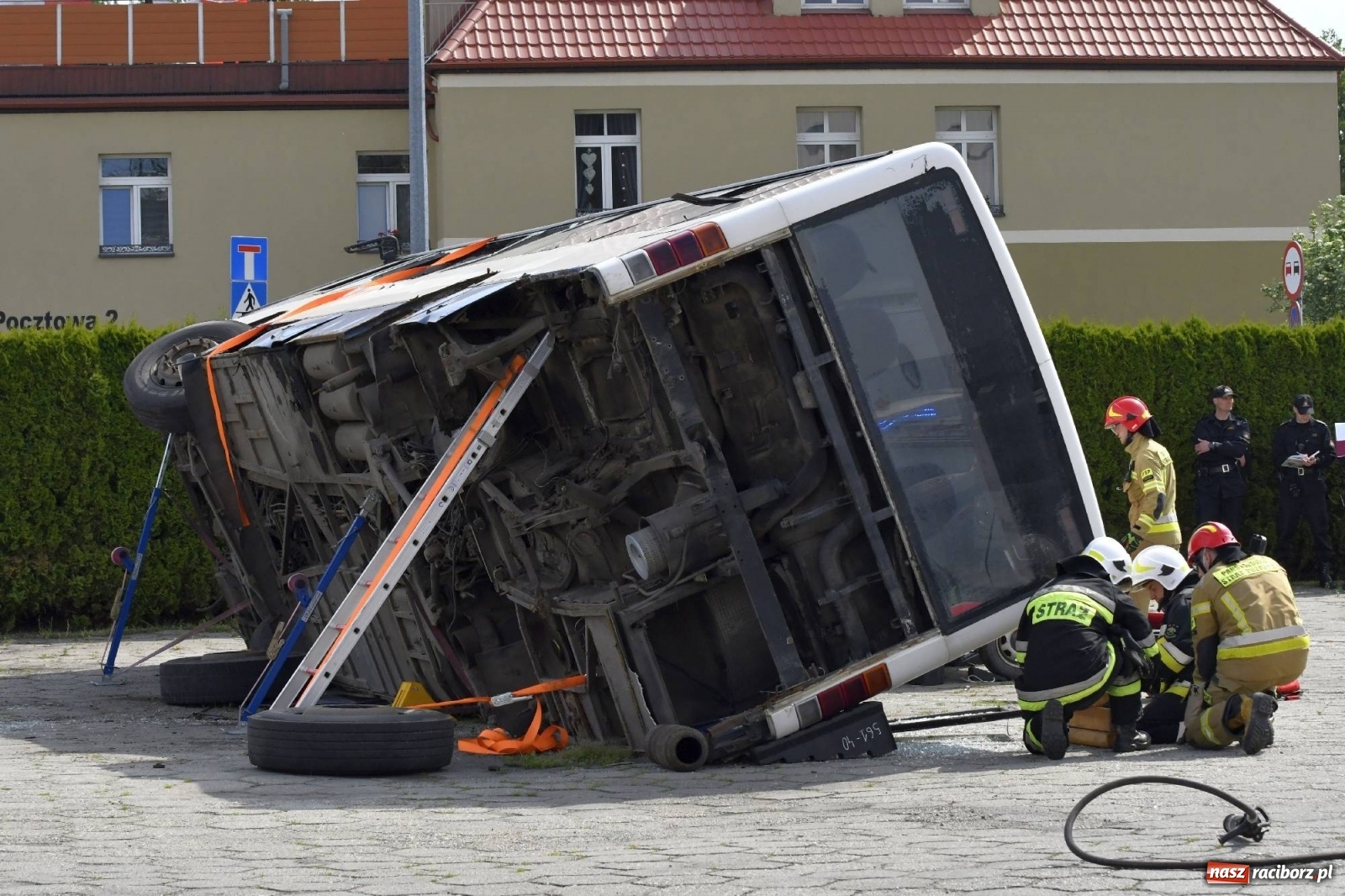 Zdjęcie w galerii na portalu naszraciborz.pl: Katastrofa drogowa w Raciborzu. Autobus przygniótł osobówkę [ĆWICZENIA] wiadomości z regionu