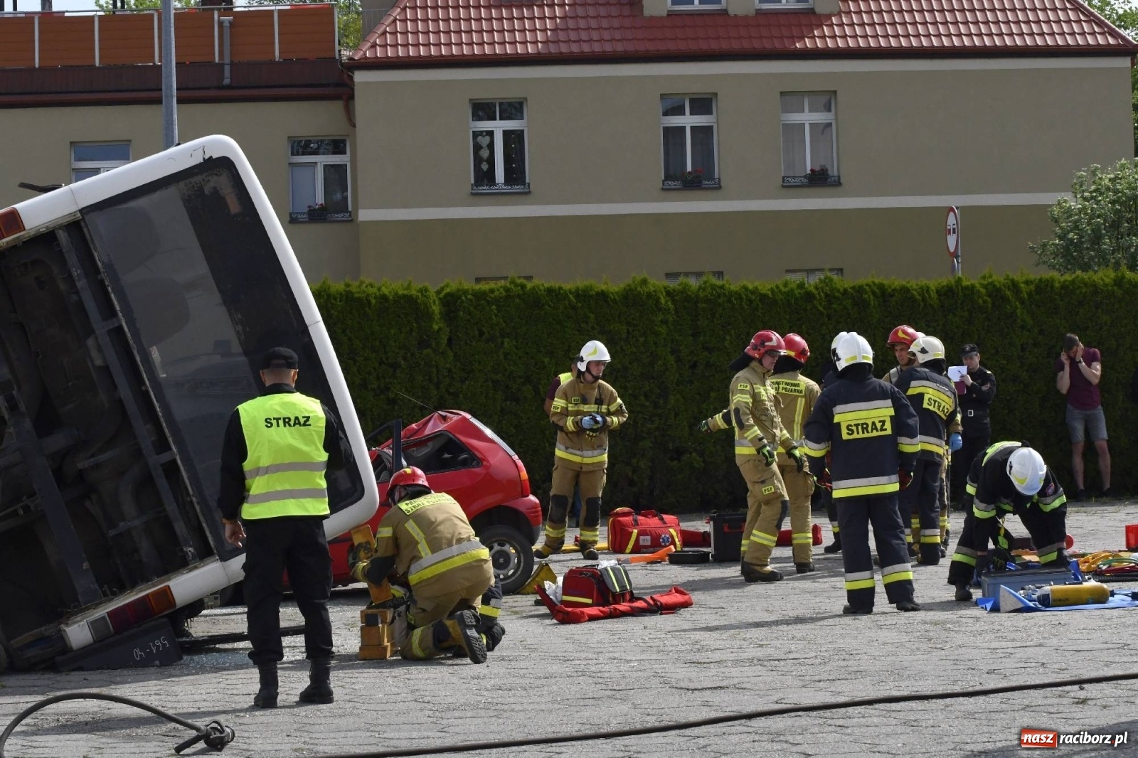Zdjęcie w galerii na portalu naszraciborz.pl: Katastrofa drogowa w Raciborzu. Autobus przygniótł osobówkę [ĆWICZENIA] wiadomości z regionu
