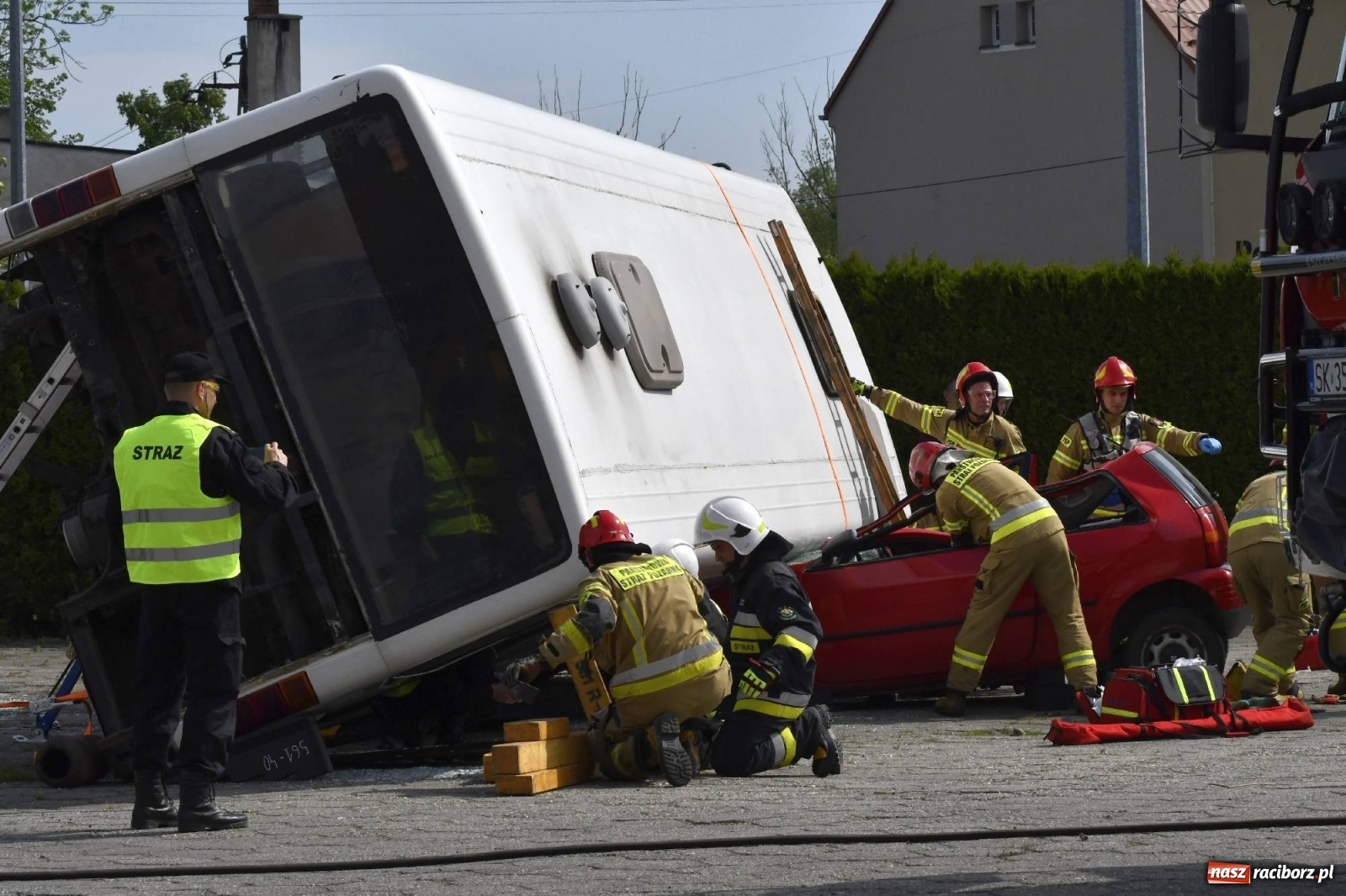 Zdjęcie w galerii na portalu naszraciborz.pl: Katastrofa drogowa w Raciborzu. Autobus przygniótł osobówkę [ĆWICZENIA] wiadomości z regionu