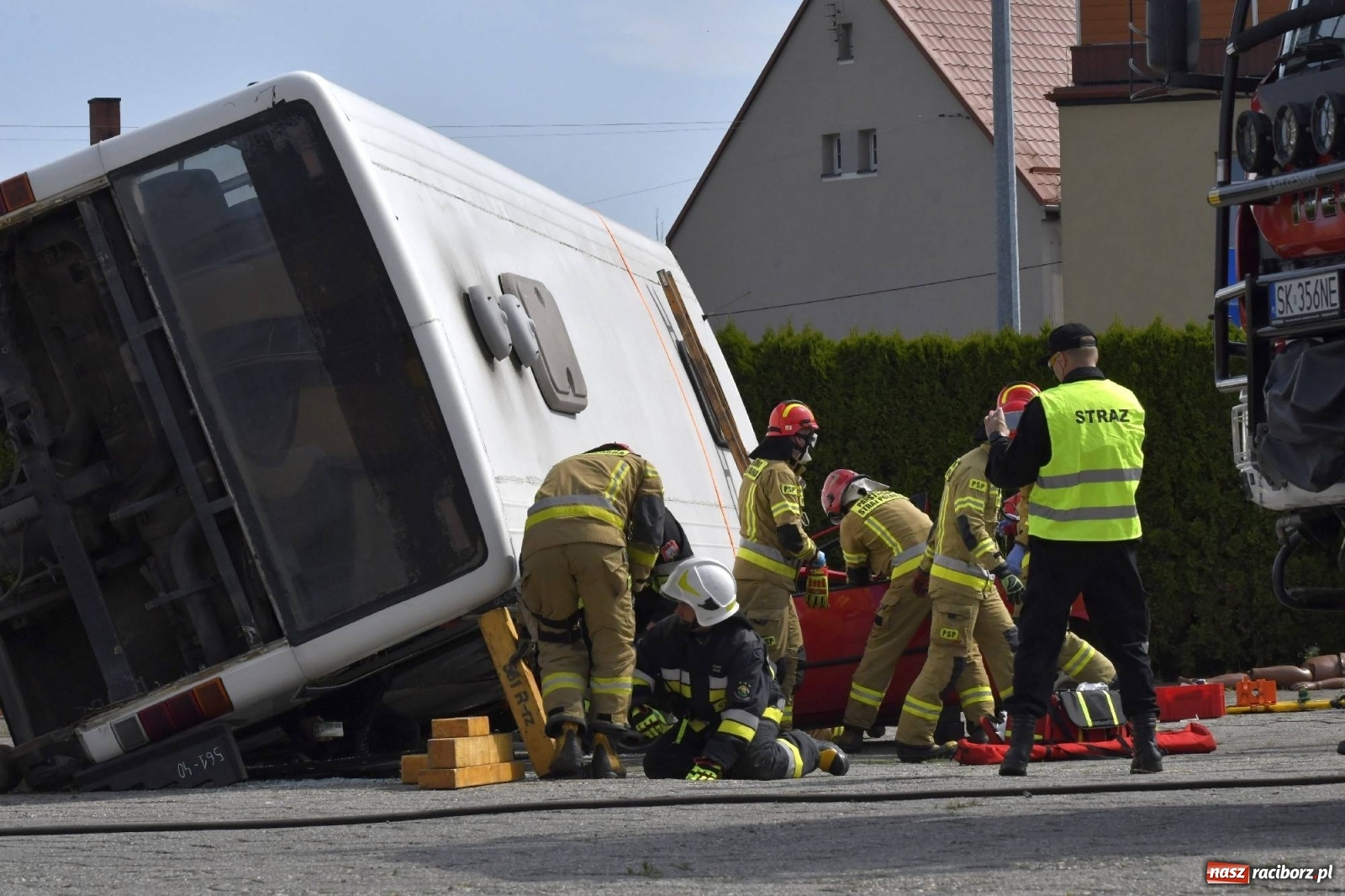 Zdjęcie w galerii na portalu naszraciborz.pl: Katastrofa drogowa w Raciborzu. Autobus przygniótł osobówkę [ĆWICZENIA] wiadomości z regionu
