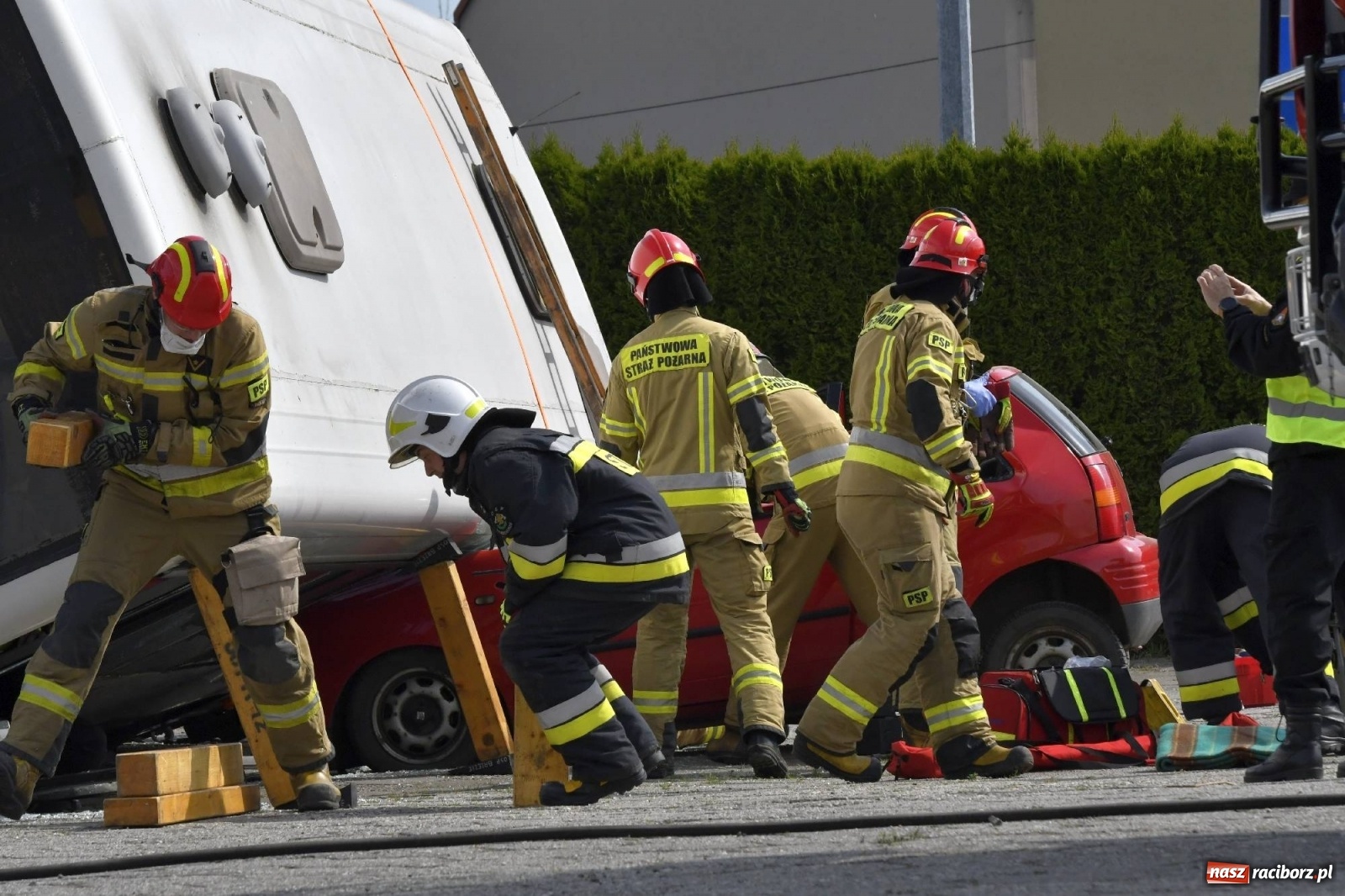 Zdjęcie w galerii na portalu naszraciborz.pl: Katastrofa drogowa w Raciborzu. Autobus przygniótł osobówkę [ĆWICZENIA] wiadomości z regionu