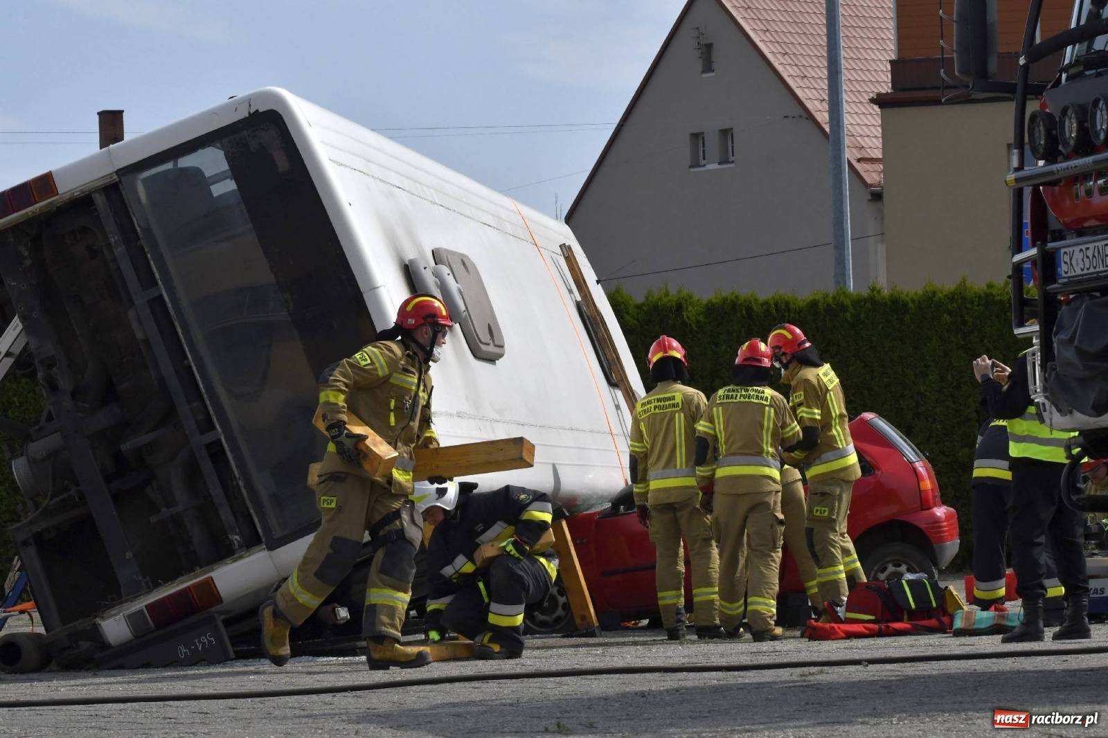 Zdjęcie w galerii na portalu naszraciborz.pl: Katastrofa drogowa w Raciborzu. Autobus przygniótł osobówkę [ĆWICZENIA] wiadomości z regionu
