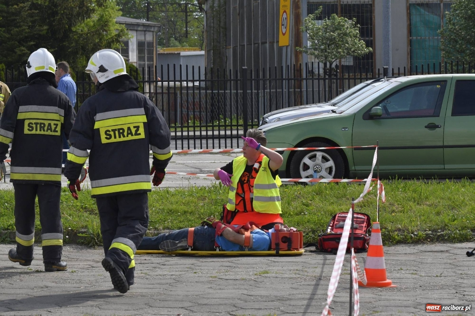 Zdjęcie w galerii na portalu naszraciborz.pl: Katastrofa drogowa w Raciborzu. Autobus przygniótł osobówkę [ĆWICZENIA] wiadomości z regionu