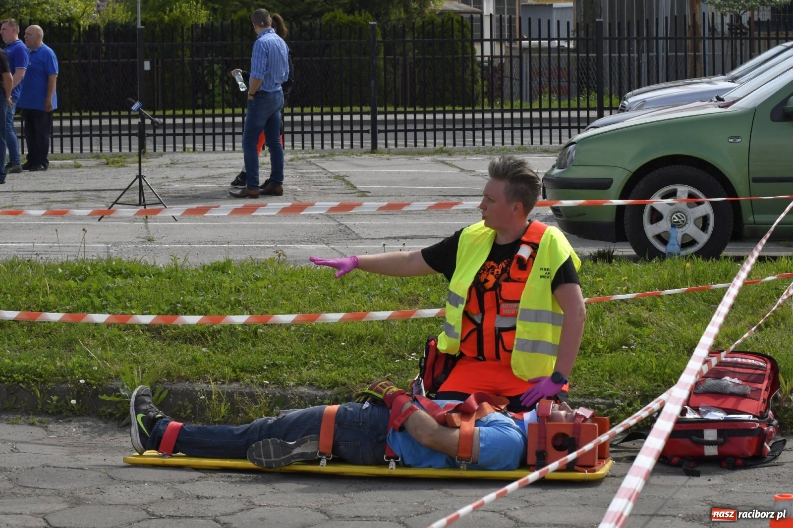 Zdjęcie w galerii na portalu naszraciborz.pl: Katastrofa drogowa w Raciborzu. Autobus przygniótł osobówkę [ĆWICZENIA] wiadomości z regionu