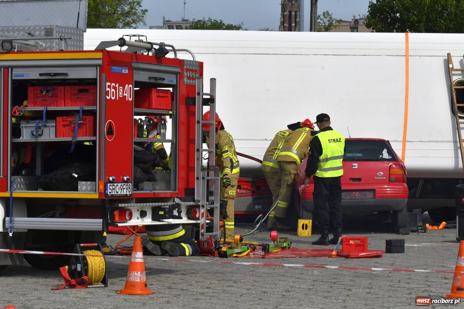 Zdjęcie w galerii na portalu naszraciborz.pl: Katastrofa drogowa w Raciborzu. Autobus przygniótł osobówkę [ĆWICZENIA] wiadomości z regionu