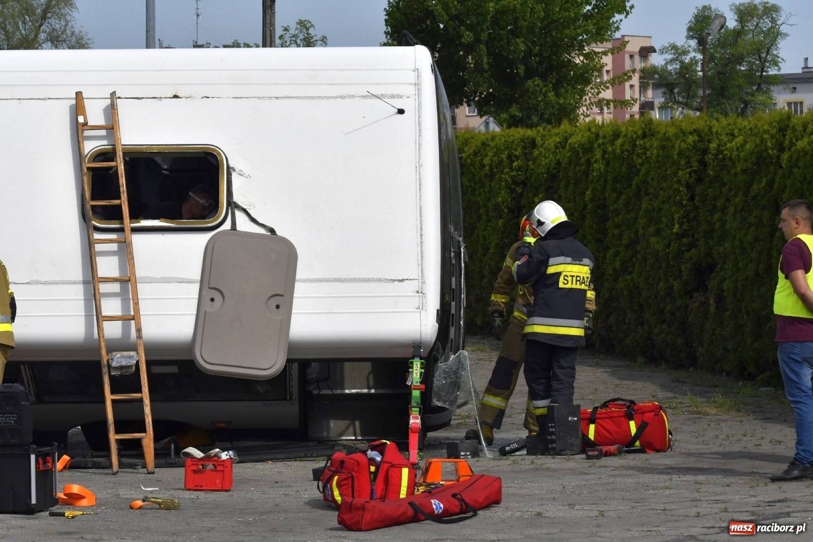 Zdjęcie w galerii na portalu naszraciborz.pl: Katastrofa drogowa w Raciborzu. Autobus przygniótł osobówkę [ĆWICZENIA] wiadomości z regionu