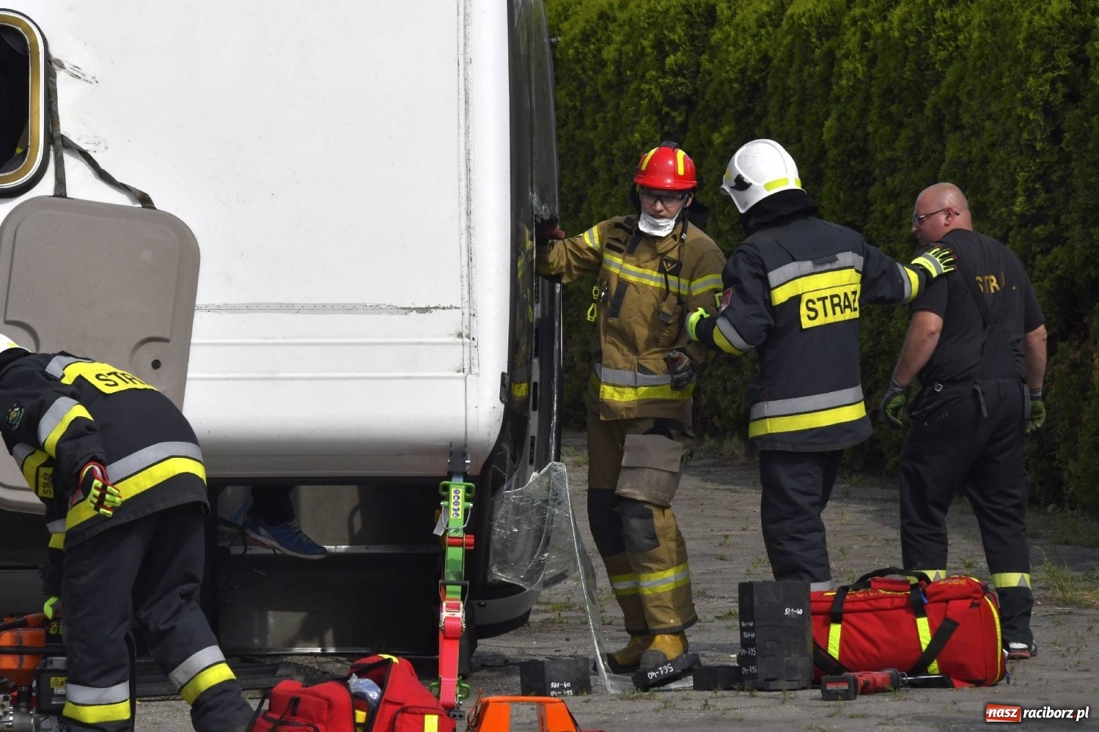 Zdjęcie w galerii na portalu naszraciborz.pl: Katastrofa drogowa w Raciborzu. Autobus przygniótł osobówkę [ĆWICZENIA] wiadomości z regionu