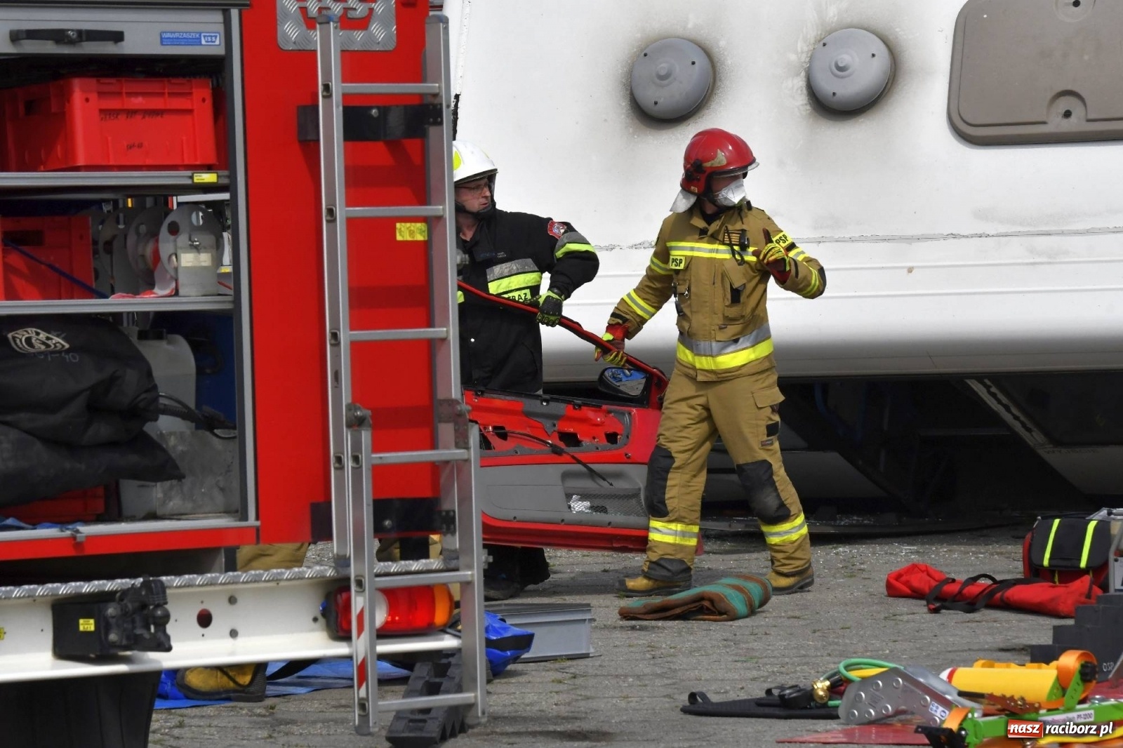 Zdjęcie w galerii na portalu naszraciborz.pl: Katastrofa drogowa w Raciborzu. Autobus przygniótł osobówkę [ĆWICZENIA] wiadomości z regionu