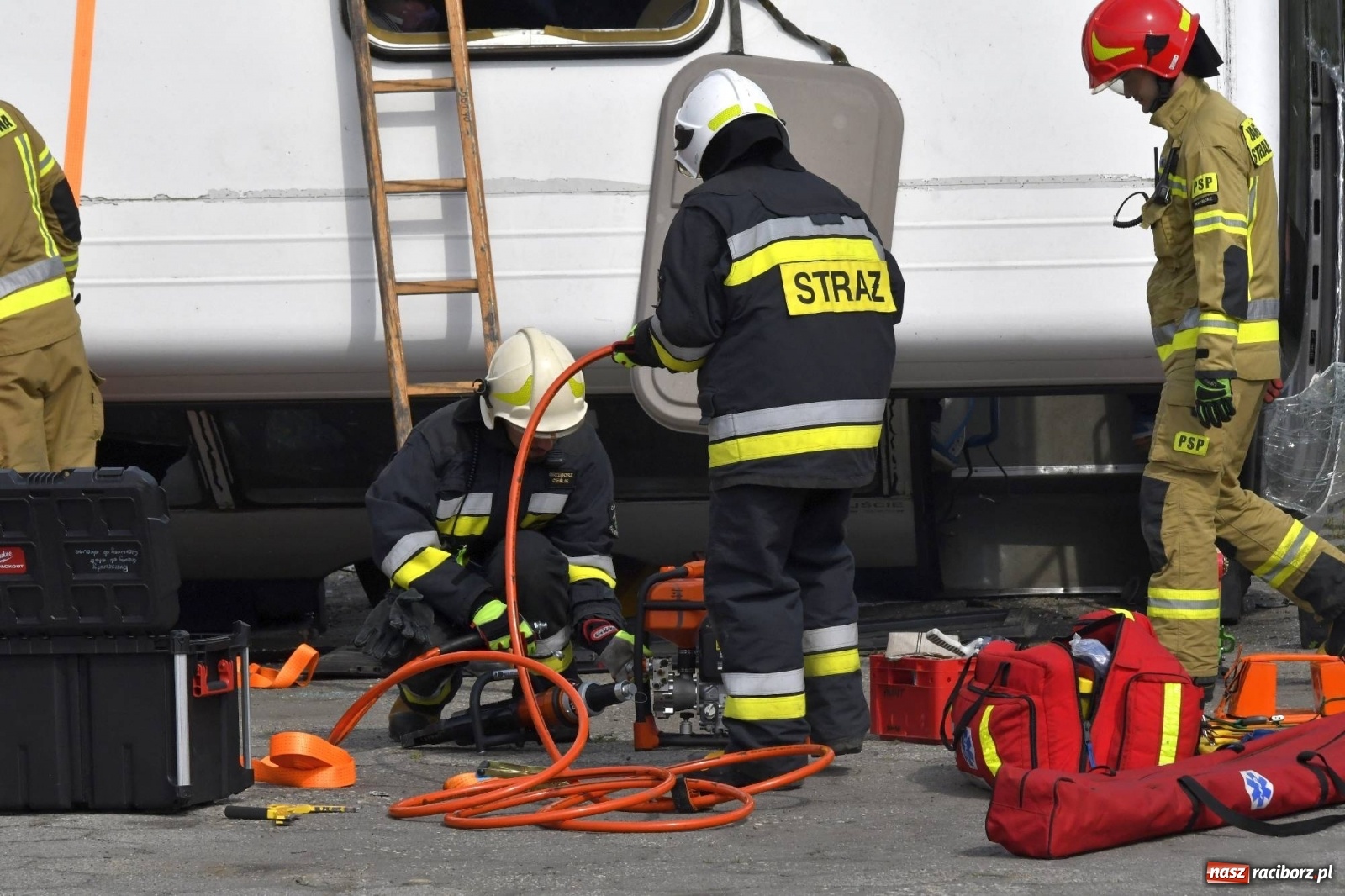 Zdjęcie w galerii na portalu naszraciborz.pl: Katastrofa drogowa w Raciborzu. Autobus przygniótł osobówkę [ĆWICZENIA] wiadomości z regionu