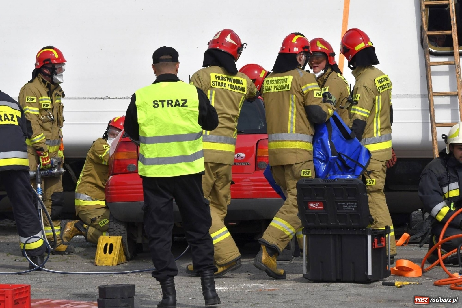 Zdjęcie w galerii na portalu naszraciborz.pl: Katastrofa drogowa w Raciborzu. Autobus przygniótł osobówkę [ĆWICZENIA] wiadomości z regionu