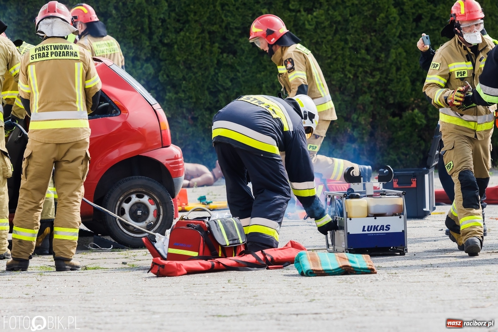 Zdjęcie w galerii na portalu naszraciborz.pl: Katastrofa drogowa w Raciborzu. Autobus przygniótł osobówkę [ĆWICZENIA] wiadomości z regionu