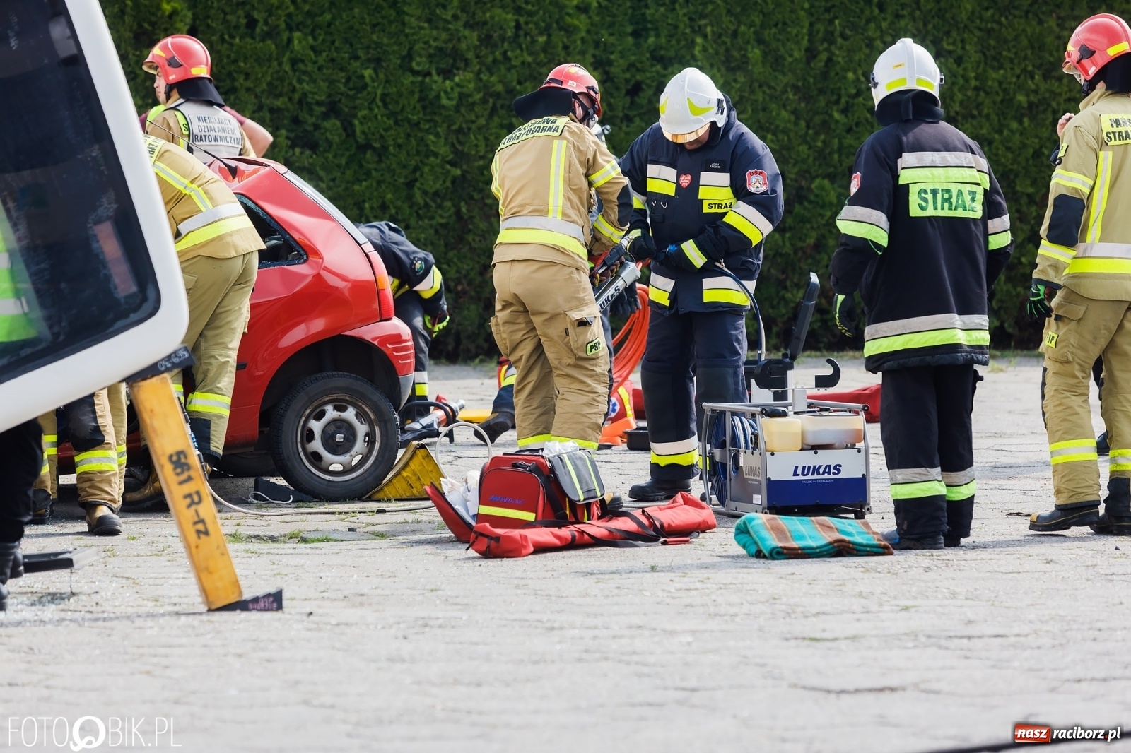 Zdjęcie w galerii na portalu naszraciborz.pl: Katastrofa drogowa w Raciborzu. Autobus przygniótł osobówkę [ĆWICZENIA] wiadomości z regionu