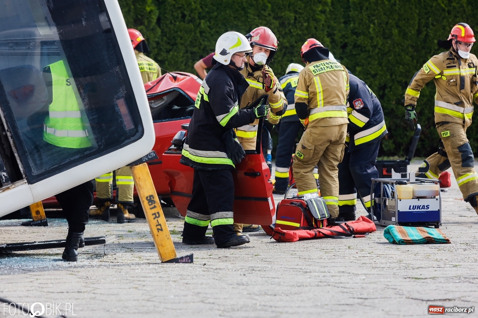 Zdjęcie w galerii na portalu naszraciborz.pl: Katastrofa drogowa w Raciborzu. Autobus przygniótł osobówkę [ĆWICZENIA] wiadomości z regionu