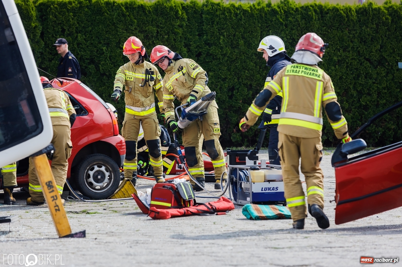 Zdjęcie w galerii na portalu naszraciborz.pl: Katastrofa drogowa w Raciborzu. Autobus przygniótł osobówkę [ĆWICZENIA] wiadomości z regionu